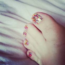 Paint splatter tootsies. 💅 #instanails