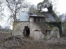 clavicle-moundshroud:  Run down cottage in