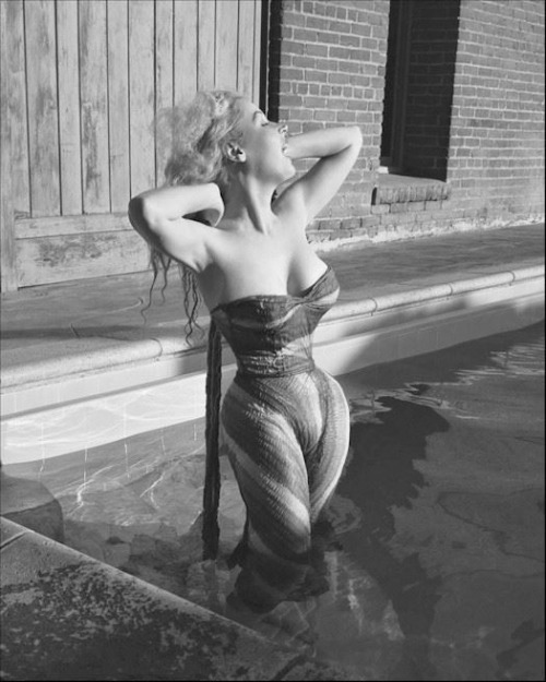 revin68: Betty Brosmer - yes, that’s her actual waist. &gt;=)