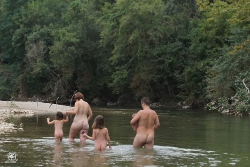 megacrownpoint35:  unclothedfreedom: https://balladeaufildutemps.blogspot.com/2018/10/en-famille-dans-la-riviere.html  Made in God’s image. These children are learning that nudity, the human body, is not to be ashamsd of. .  
