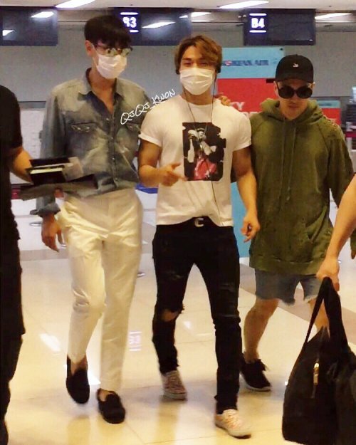 neocatharsis:160826 TOP, Daesung and Taeyang at Gimpo AirportSource: QJQJ_Kwon : 姜大声酷炫下槽牙