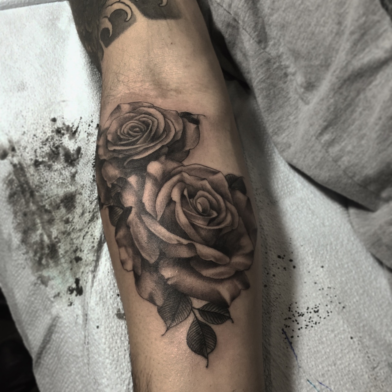 fuckyeahtattoos:  Roses done by Eddie Lee in Arcadia, CA, USA  INK SHOP TATTOO PARLOR,