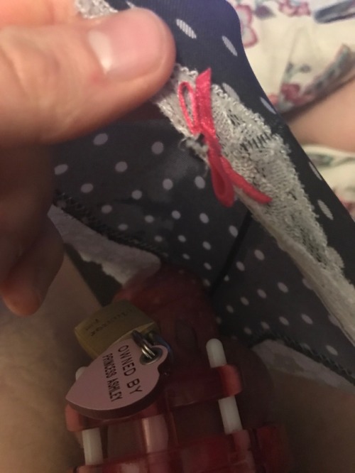 princessashley25: My sissy’s clitty gets so wet at the thought of gluing the lock. Please help