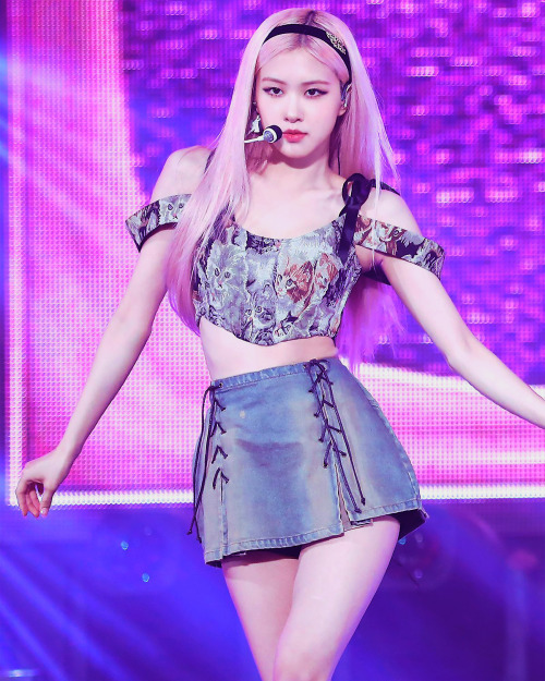 Ros Performs On Music Core With BLACKPINK.