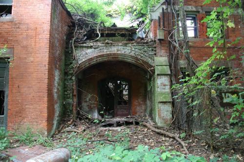 gasoline-station:Abandoned Island in the Middle of NYCLocated in between Queens and the Bronx, in 1885 the island was us