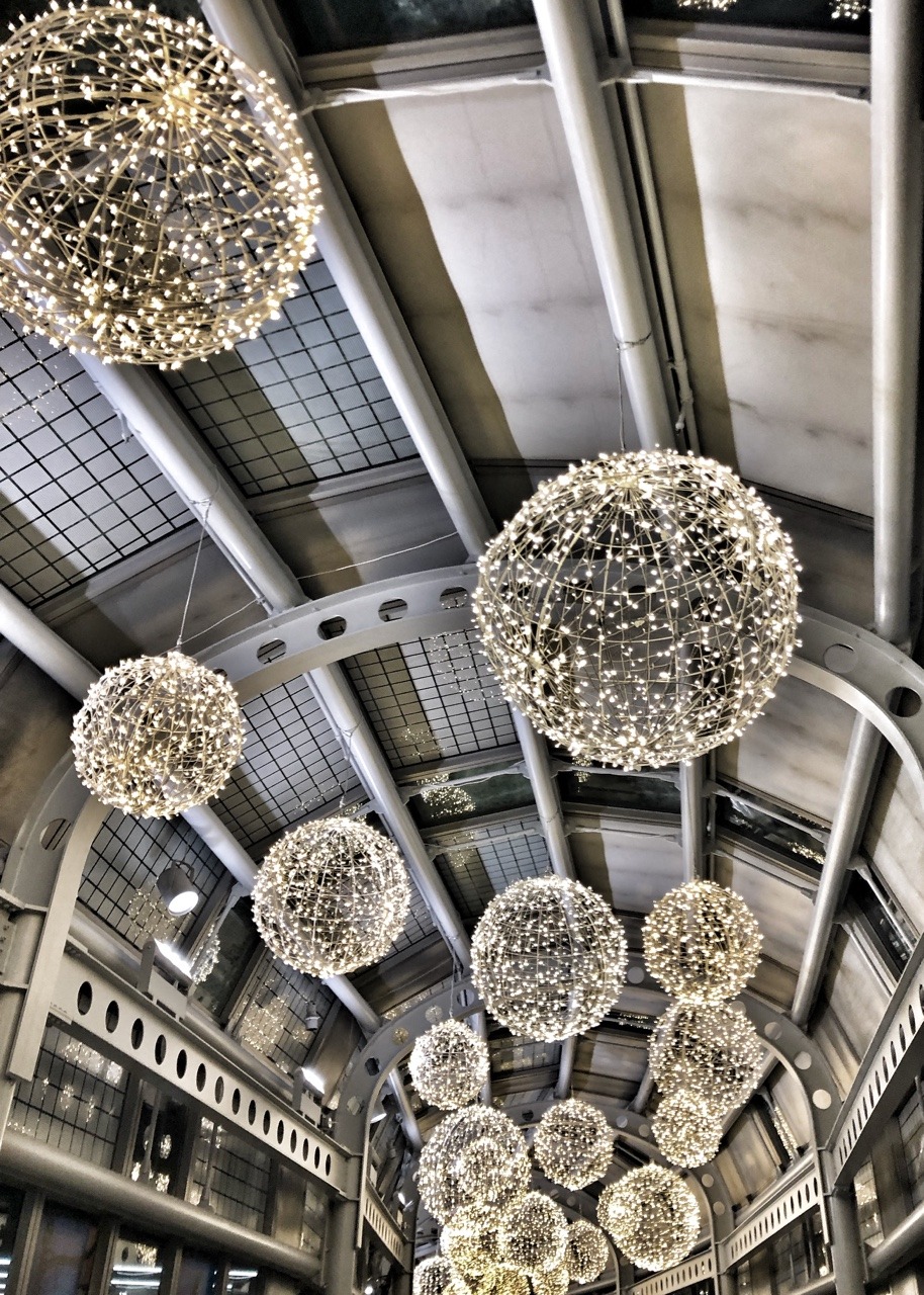 what-do-you-see-saree:  Chicago O'Hare airport on the way to gate F. Flight delayed.Taking