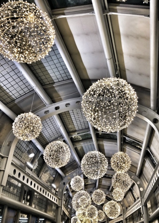 what-do-you-see-saree:  Chicago O'Hare airport on the way to gate F. Flight delayed.Taking a quick second to just appreciate the architectural design. 