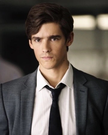 Brenton Thwaites 6486cb40327f663bb1d4a3e77f3568c71a6f73c2