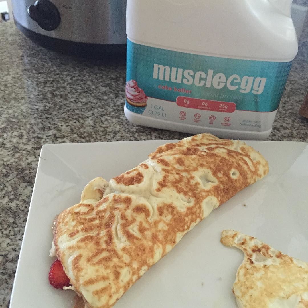 @muscleegg cake batter &amp; strawberry crepes for breakfast 😋 dieting and