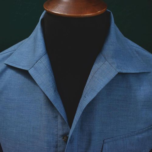 Inspired by Santillo’s origins in outfitting bespoke uniforms, using artisanal processes that are di
