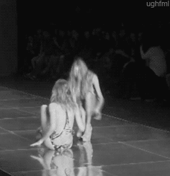 queenmosss:  ur-disgusting:  this is one of the sweetest gestures i’ve ever seen. i mean, most of the models would’ve just walked away and leave that poor girl there, on the ground.  that little wave she does aww 