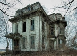 ghostlywatcher:Abandoned house in Ohio, USA.