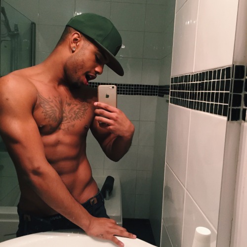 Hesgorgousandnaked