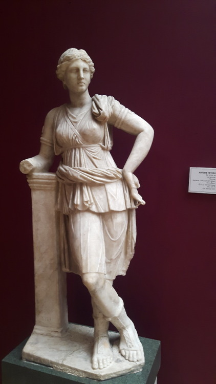 that-history-student:As if I didn’t need another reason to love Artemis. Look at that stance, look a