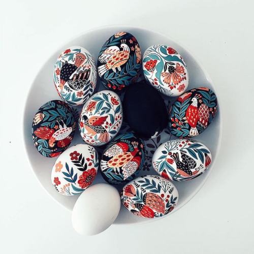 mymodernmet:Beautiful Easter Eggs Hand-Painted with Colorful Folk Art Illustrations
