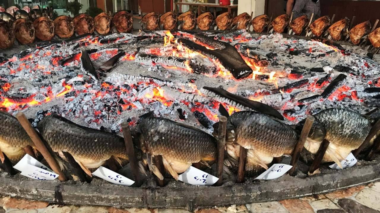 ASADOR IRAQUI. Un hombre prepara Maskouf, un pescado tradicional, en un particular asador a leña en un restaurant en Erbil, Irak, el jueves 27 de julio 2017. (REUTERS / Suhaib Salem)
MIRA TODA LA FOTOGALERIA