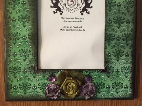 disneylandguru:giveaway!!!One lucky winner will get this beautiful hand made Haunted Mansion Frame. 