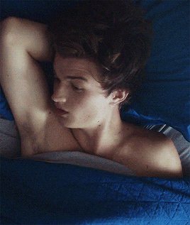 famoushotmen: myperfectionnmyblog:  Joe Keery   All about his chest hair.  