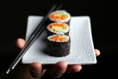 veganrecipecollection: (via Spicy Carrot Lox and Avocado Sushi)