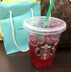 meganlishious:  it’s not a successful shopping day if you don’t get starbucks 