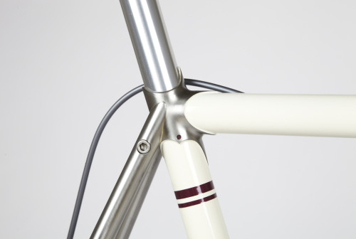 cccyle:  www.feathercycles.com/?portfolio=simons-di2-classic-road-bike