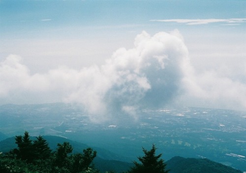 雲仙温泉街からさらに山を登り、 標高約1100メートルまで来ると、仁田峠と 標高約1300メートルのところにある妙見岳を結ぶ 雲仙ロープウェイがあります そのロープウェイより少し前にあるのがここ、仁田