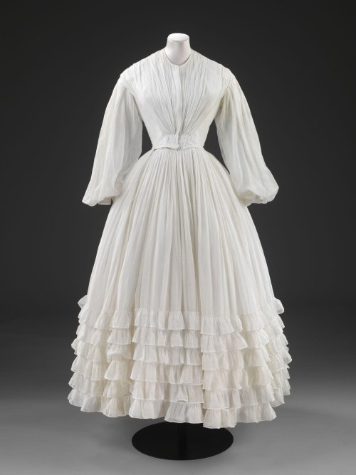 history-of-fashion: ab. 1851 Wedding dress and petticoat (Great Britain) cotton muslin lined with li