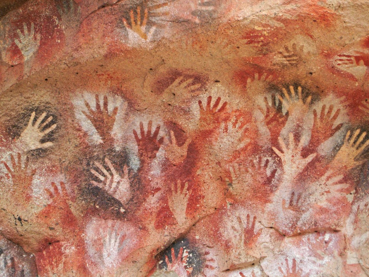 Первобытная рука. Пещера Куэва-де-Лас-Манос. Пещера Альтамира Наскальная живопись руки. Отпечаток руки древнего человека.