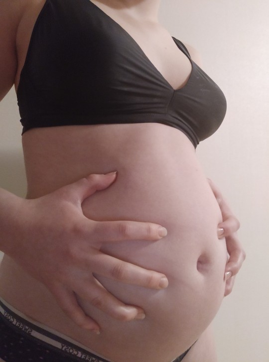 bellabloatbelly:  If you saw how on the food court I stuff a giant round belly, like a huge ball, and do not stop, my belly is already on my hips and it throbs with its fullness, slightly moving the table. I try to reach the leftover food, but I miss