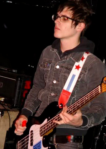sleepyji:mikey way + that bass with the muse sticker