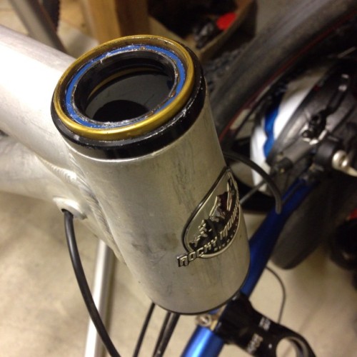 eng-kbz:  アングルヘッドのメンテ中 #rockymountainbike