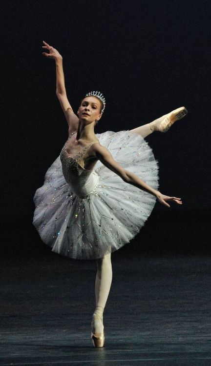 galina-ulanova:Olga Smirnova in Diamonds (Bolshoi Ballet)