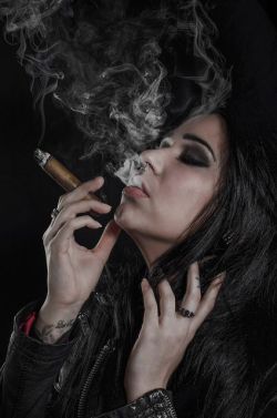 ashmouth4her:Cigar fetichism