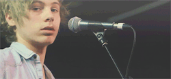 bradfordgoodgirl:  luke hemmings I NEED YOU IN MY LIFE. 