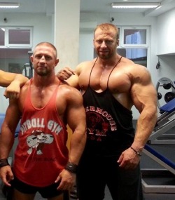 muscleroidaddict:  drwannabe:  Unknown dude and Krasimir Sarafov  Love that slutty string tank top