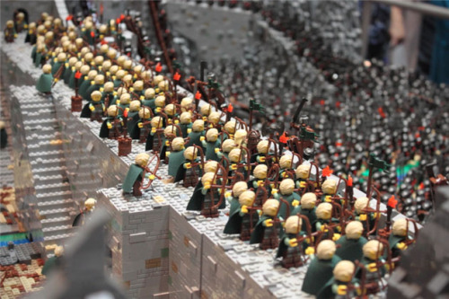 something-spoopy:  brain-food:  The Battle of Helm’s Deep already has its own official LEGO version, but the licensed set has nothing on this mind blowing set built by Lord of the Rings fans Rich-K and Big J. As where the official LEGO version features