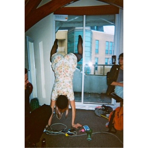 Chesnutt @frannyek twerking in a handstand #lookatthatass #disposablecamera