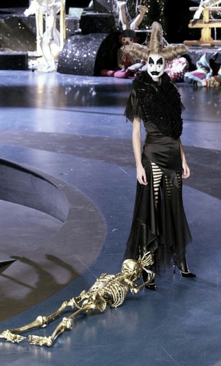 spookyloop - hautedeath - Alexander McQueen’s fw 2001 show was a...