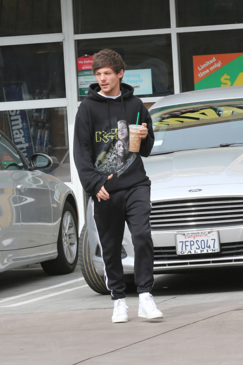 trackingonedirection: Louis Tomlinson out in LA. (16/02/2017)Part 1/3