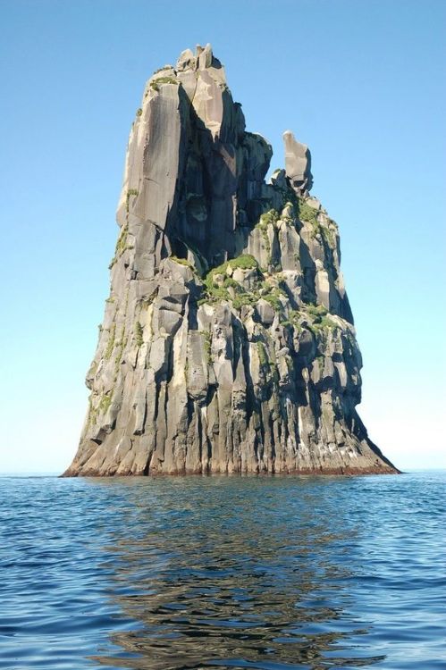 thepurplegeologist:relatetorocks:Urup Island, Sea of Okhotsk, Russian Federation.look at that column