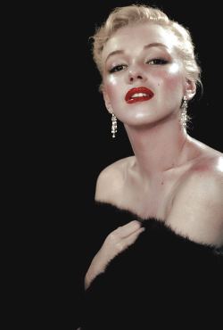missmonroes:  Marilyn photographed by Ed Clark, 1950
