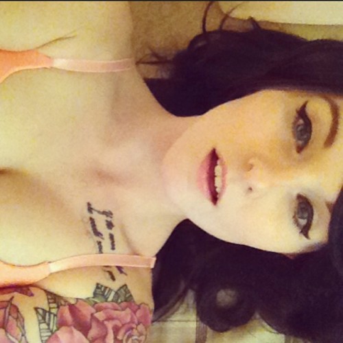 withaflowerinourhair:  Happy Monday everyone 🌸  