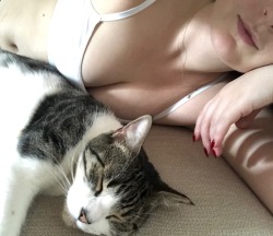 bbykittentoes:  cute girl skips work to take cute pics with cute cat
