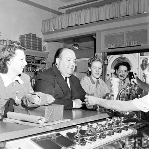 Alfred Hitchcock hits the drugstore soda fountain(J.R. Eyerman. 1942)