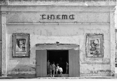 ruihenriquesesteves:‘Cinema’, by Thomas Hoepker, Naples, Italy, 1956
