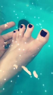 kissabletoes:  Cute underwater shot 💋