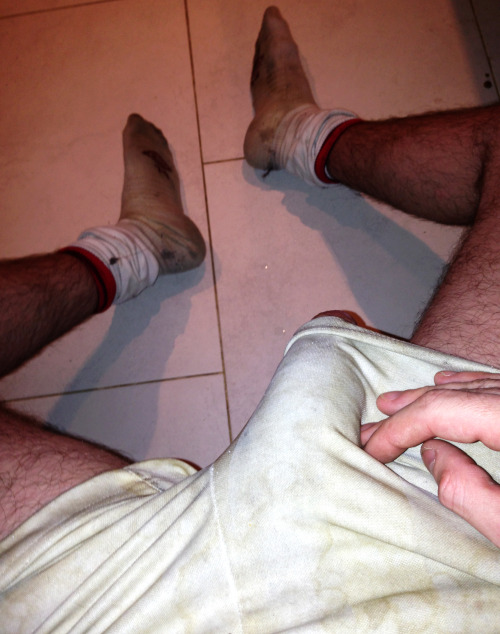 pheromone85: sweatysmellyfucker:Love it when my shorts are full of piss stains and my socks are prop
