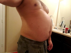stuffed-bellies-always:Because why not include guys?@stuffermike