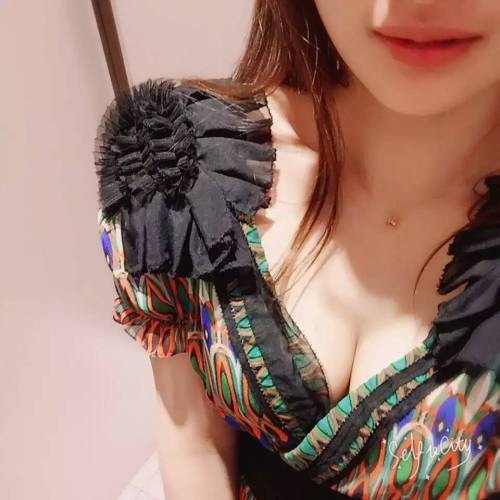 renqisaofu: 看多了小骚货的啪啪，今天发几张穿衣服的吧，小骚货的格言，不是去约炮，就是去约炮的路上！ 豪爽！