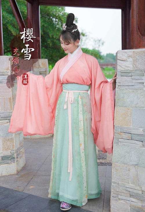 fouryearsofshades: (via 华夏粹正品 飘逸花枝雪纺紫绿 广袖交领襦裙 汉服民族热卖 花间-淘宝网) 华夏粹 Pink &amp; green waist-high Ruq